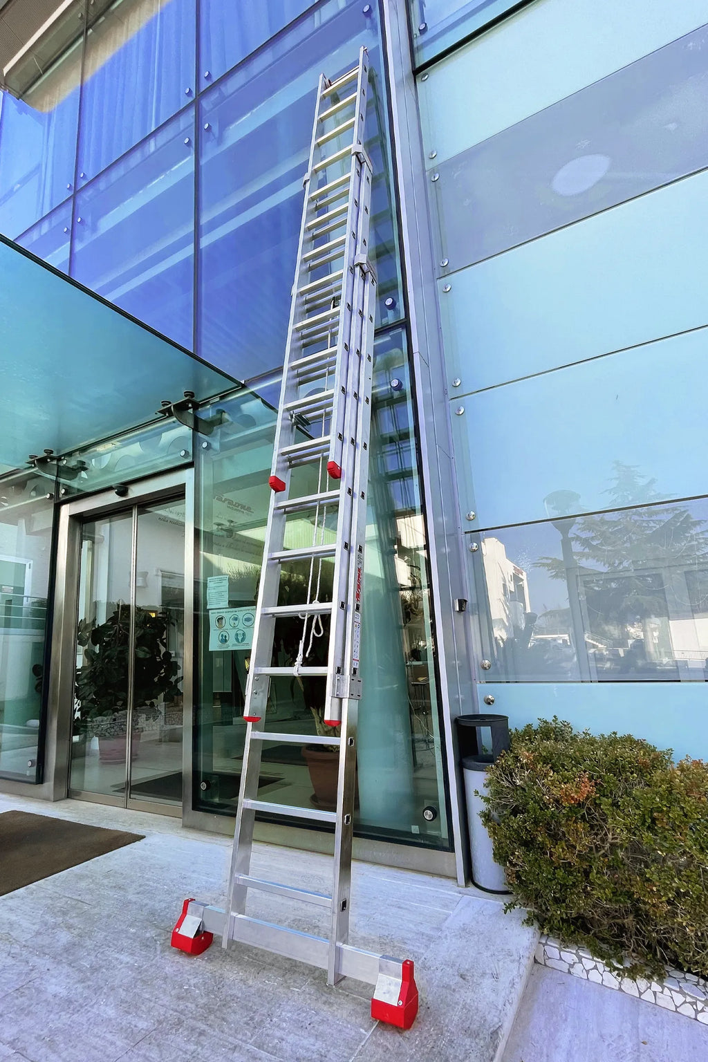 Scala professionale in alluminio a sfilo a corda in appoggio 3CM Faraone in uso