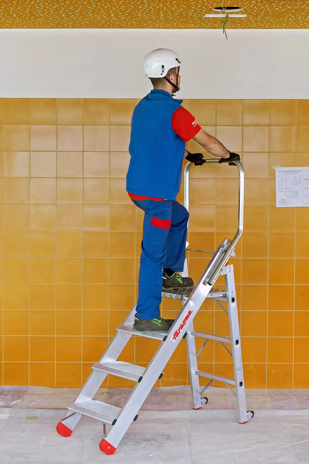 Sgabello professionale in alluminio a forbice CM Faraone in uso