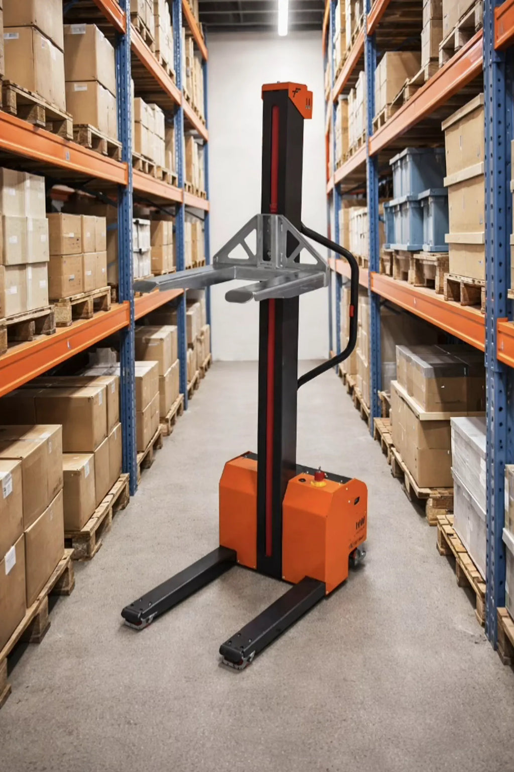 Sollevatore di materiali compatto elettrico HWC Faraone in uso