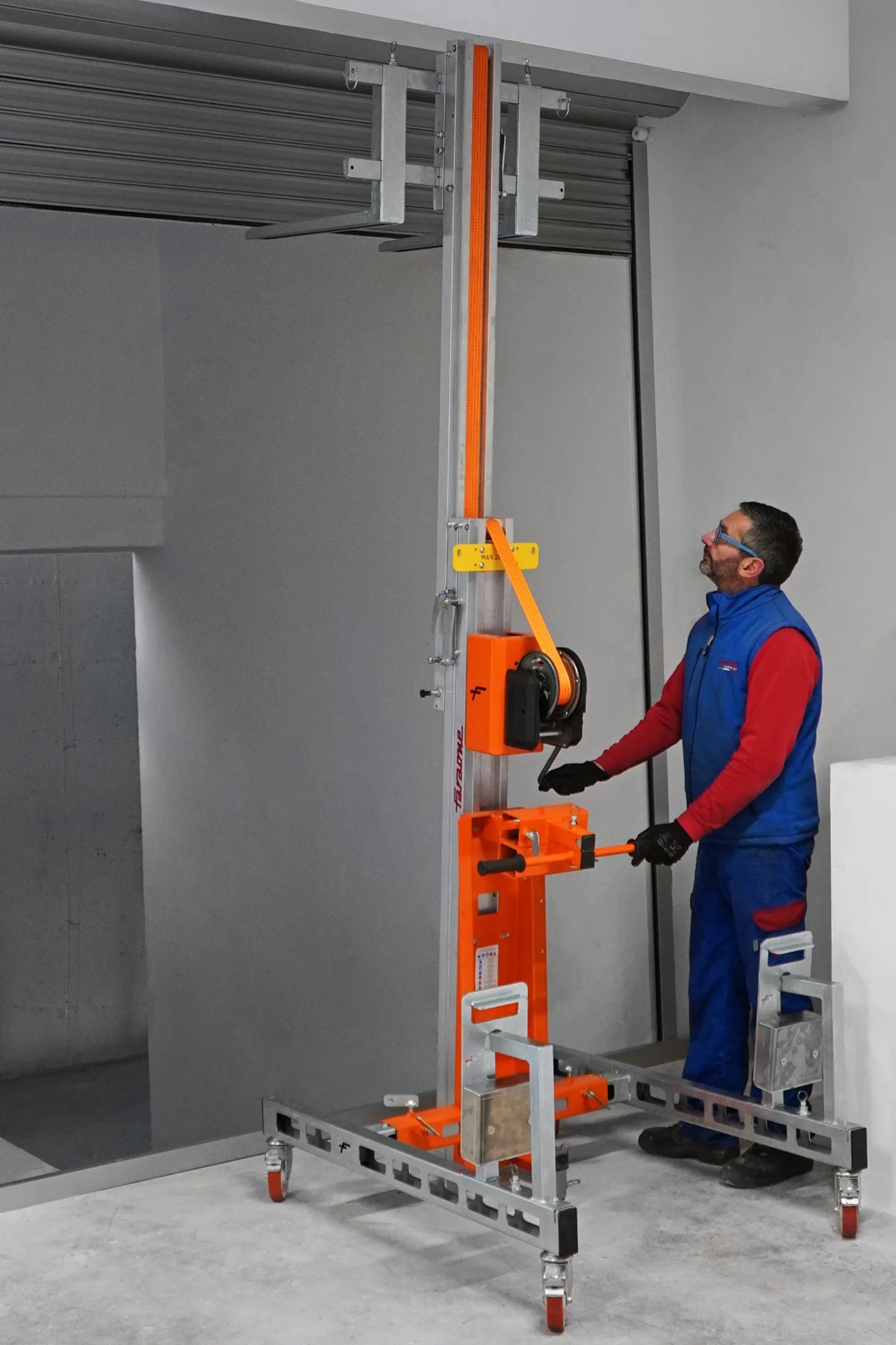 Sollevatore di materiali compatto richiudibile HWS Faraone in uso