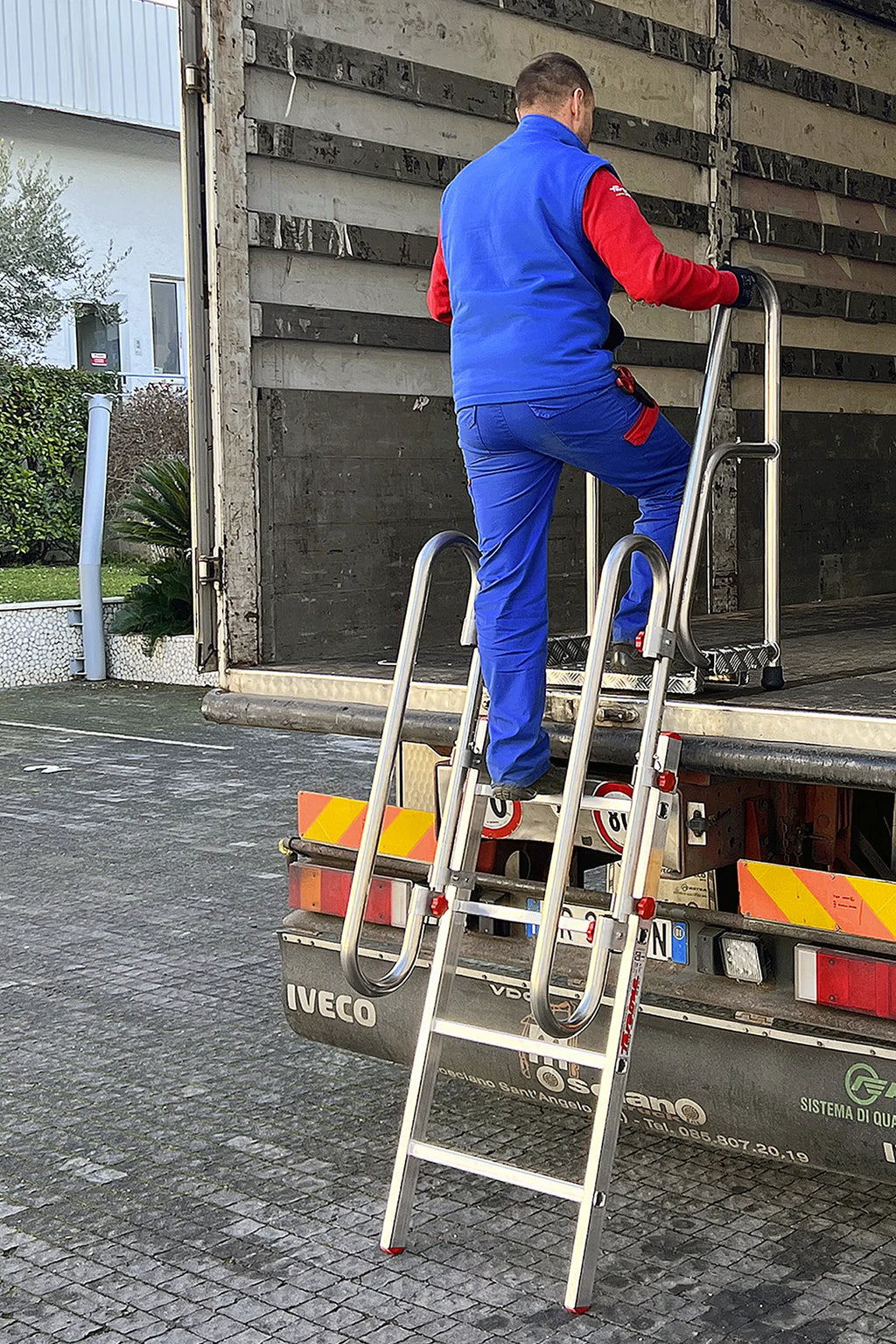 Scala professionale in alluminio singola in appoggio per accesso camion SCR Faraone in uso
