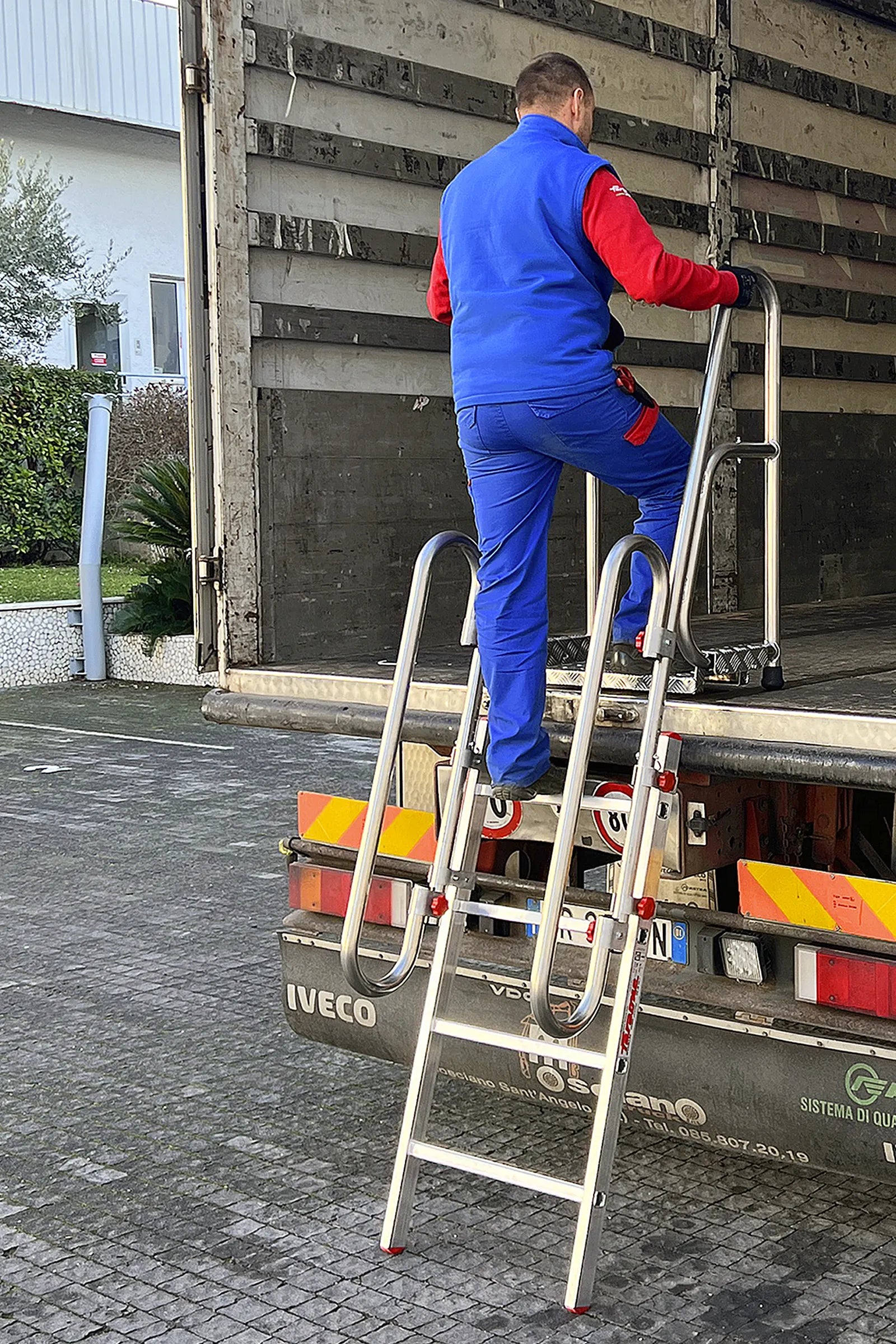 Scala professionale in alluminio singola in appoggio per accesso camion SCR Faraone in uso