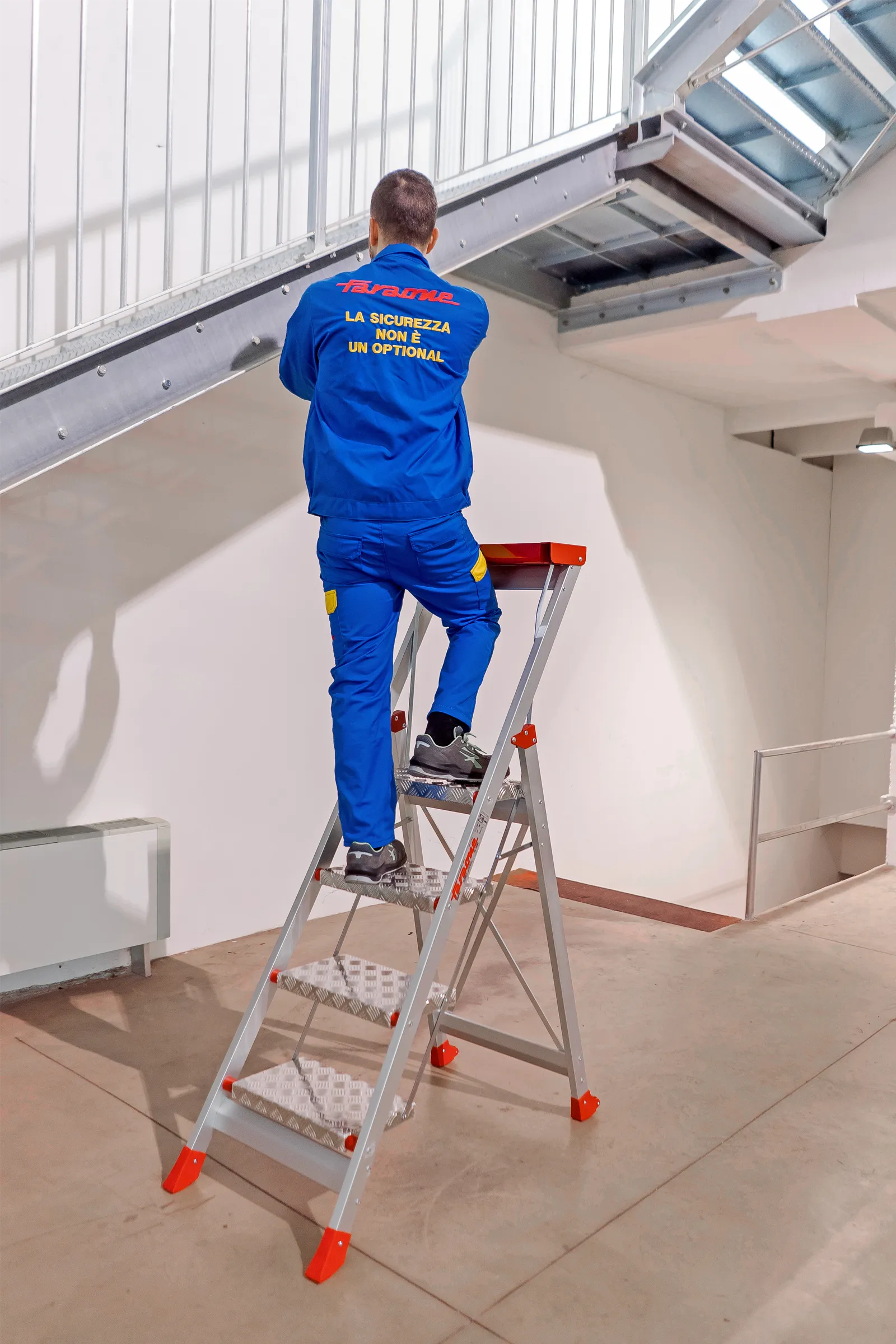 Sgabello professionale in alluminio a forbice SGP Faraone in uso