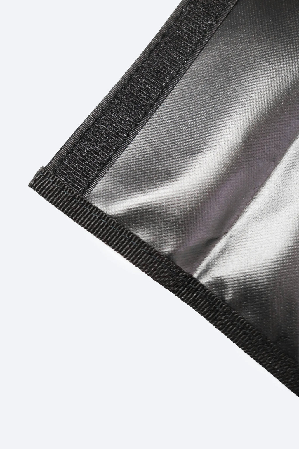 Dettaglio chiusura a velcro sacca portaoggetti Faraone