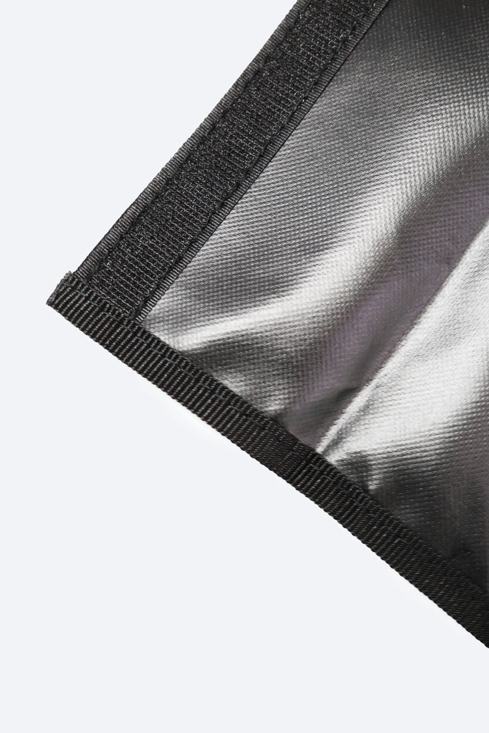 Dettaglio chiusura a velcro sacca portaoggetti Faraone